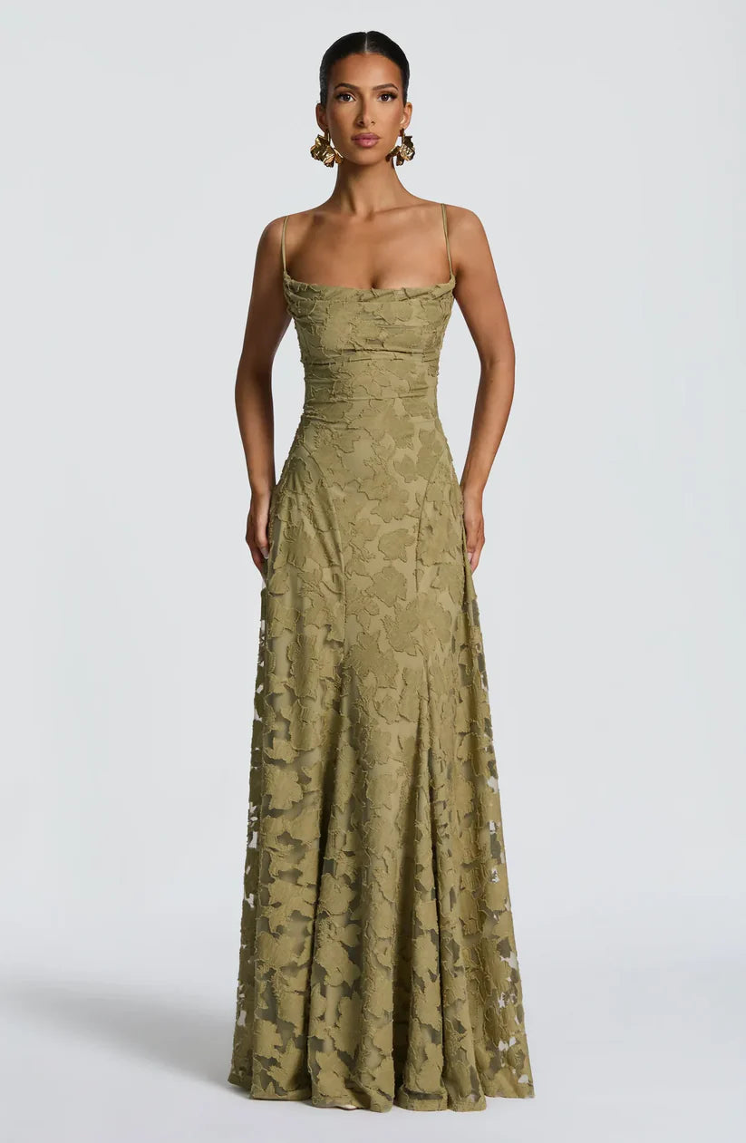 NELIA - Vestido que combina elegancia y dulzura